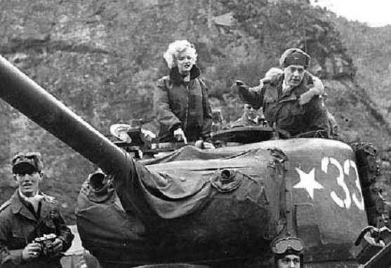 마릴린 몬로의 주한미군 위문공연 (사진)