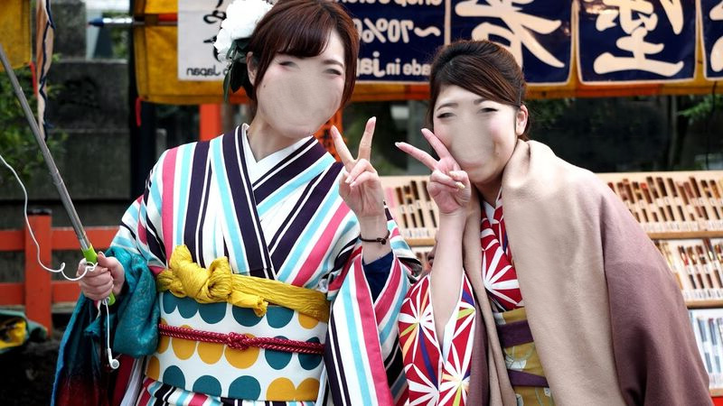 Intrepid-Travel-japan_kyoto_geishas-peace-sign.jpg